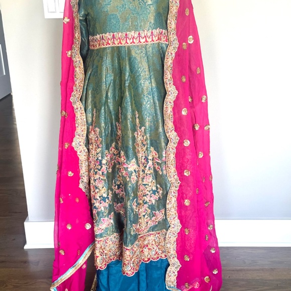 Pakistani Indian Bollywood outfit - Picture 3 of 5